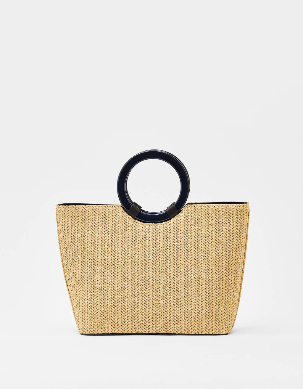 Bolso cesta con el asa redonda para tus looks diarios. (22,99 euros).