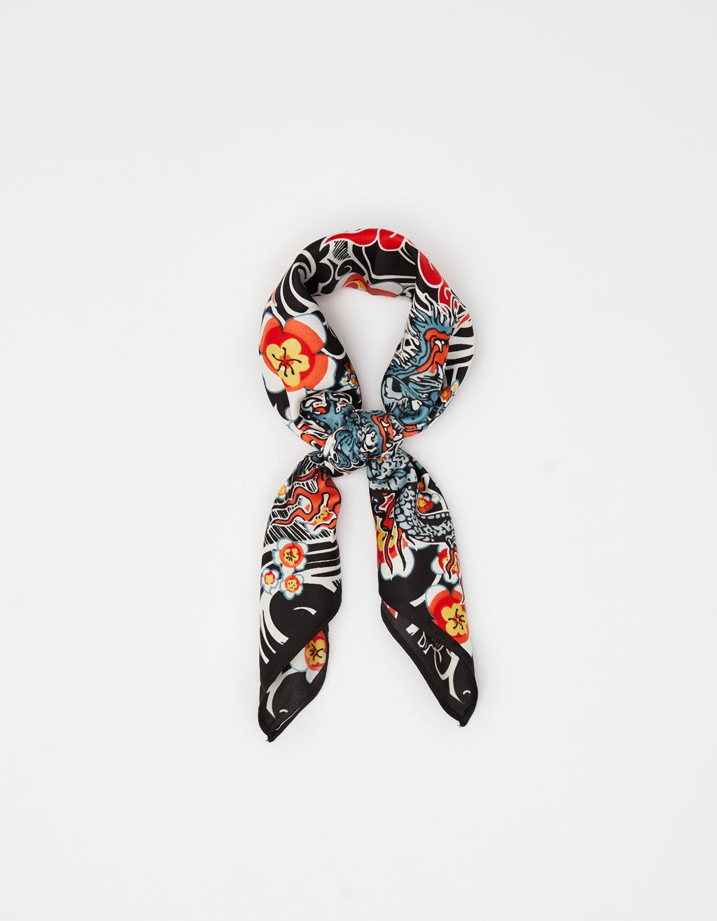 No pierdas de vista las pañoletas esta temporada, son tendencia y un complemento muy versátil con el que decorarás tu melena, tu cuello o tus bolsos más básicos. Ficha esta de Bershka con estampado oriental. (5,99 euros).