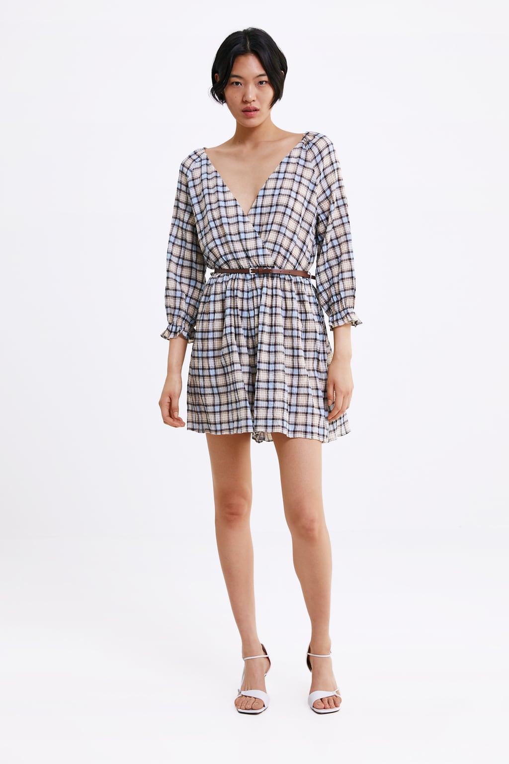 'Mono-vestido' de Zara con estampado de cuadros, escote cruzado y cinturón para adaptarlo a la silueta. (29,95 euros).
