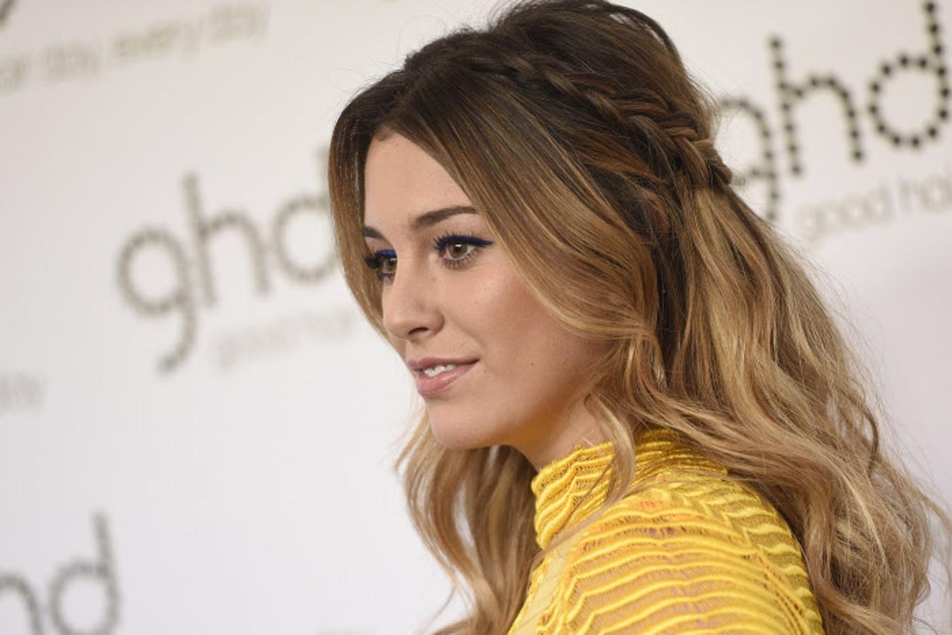 Blanca Suárez consiguió con este look esa combinación de diadema trenzada y ondas deshechas que siempre salva cualquier look de invitada.