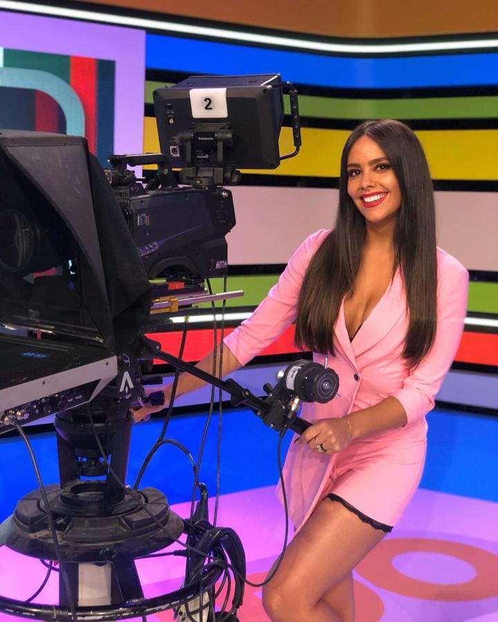 Cristina Pedroche llevó un vestido blazer con encaje negro en el bajo en color rosa de Bershka  perfecto para tus fiestas de otoño.