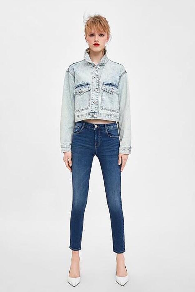 El tejido elástico de estos jeans es perfecto para potenciar y moldear la figura.