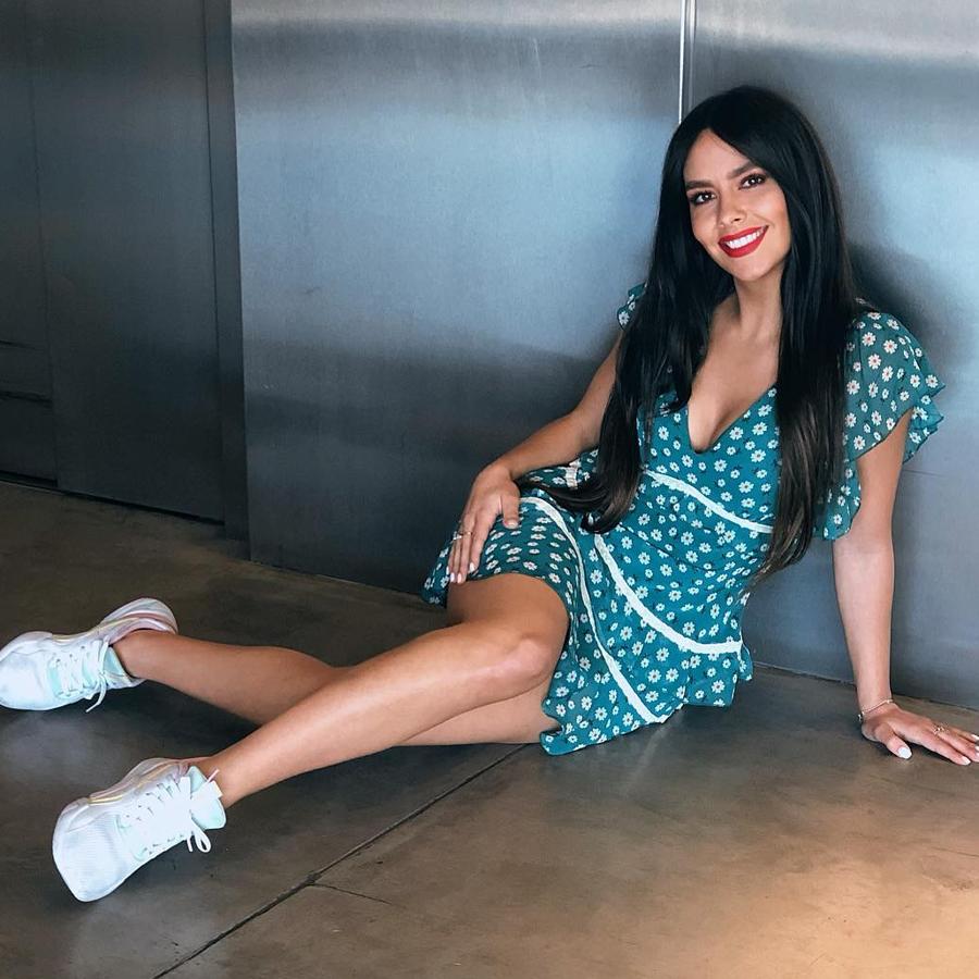 Vestido verde con estampado  de flores de la firma MaggieSweet (64,95 euros) combinado con las deportivas con plataforma que creó en colaboración con Puma.