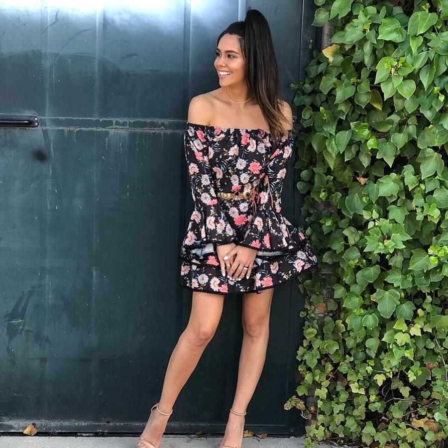 Vestido corto, con los hombros al aire  y estampado floral de la firma Capriche (89,90 euros). Cristina Pedroche lo ha llevado con un cinturón de cuero y tachuelas en tonos negros y dorados.