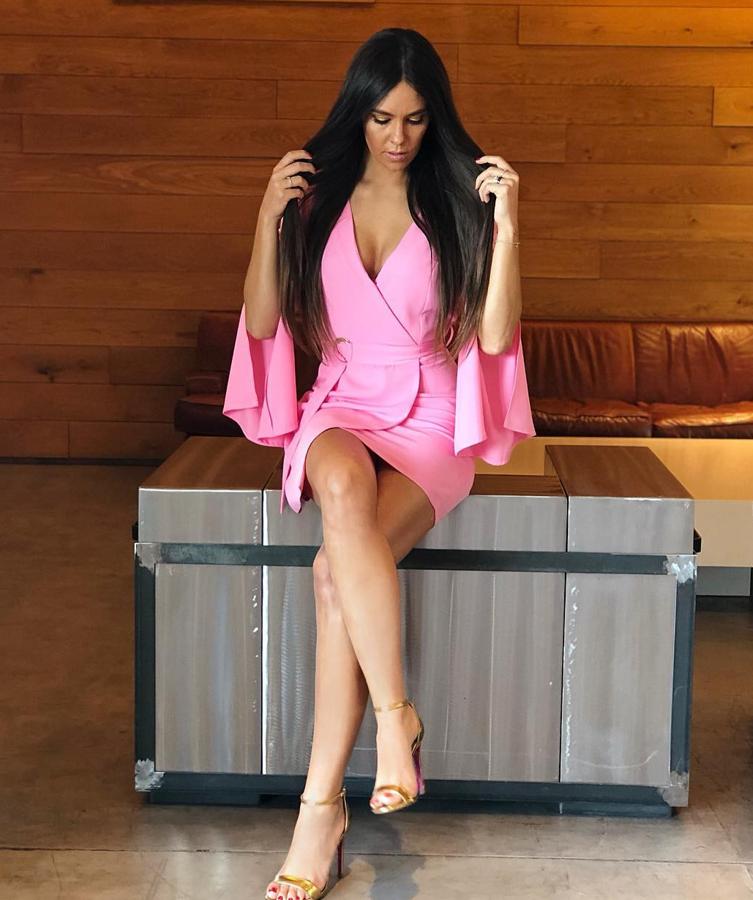 Vestido rosa cruzado, corto, con escote en pico y las mangas con efectos especiales que tanto se llevan esta temporada. Es de la firma Capriche y tiene un precio de 64,90 euros.