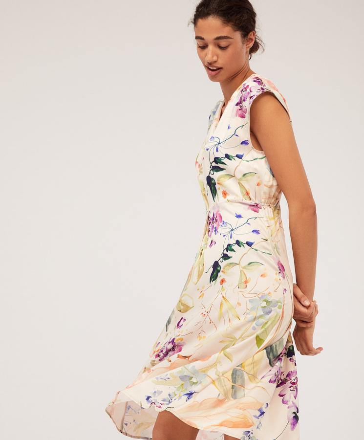 Camisón de manga corta con cuello pico y estampado floral. (25,99 euros)