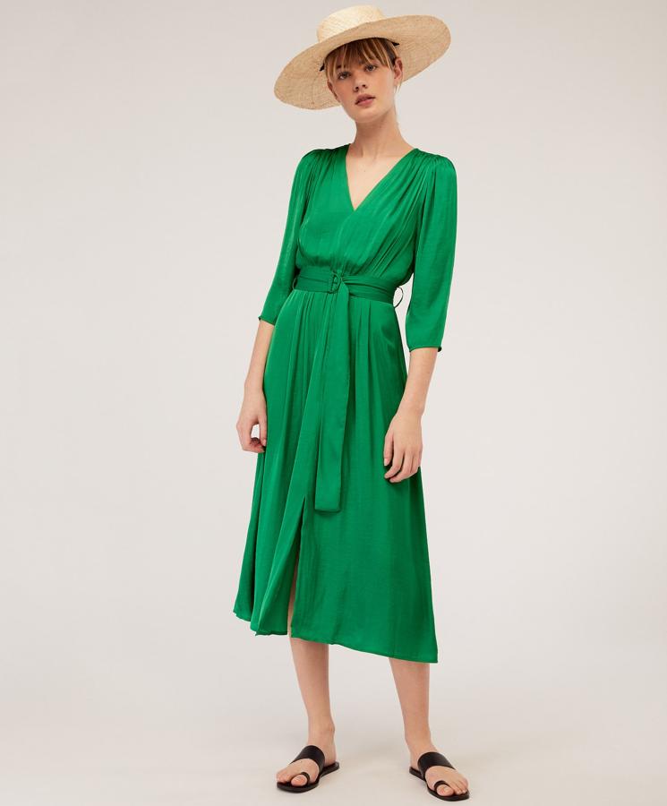 Vestido midi  manga larga satinado con detalle de cinturón. (35,99 euros)