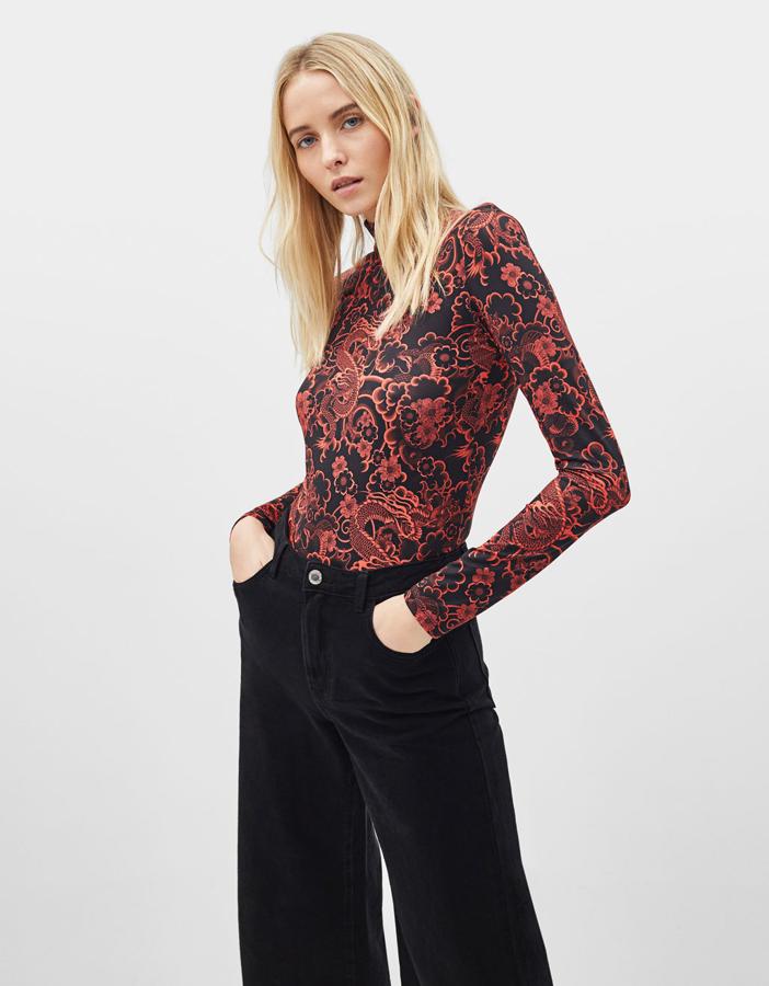 Body con cuello alto y estampado, 15,99 euros.