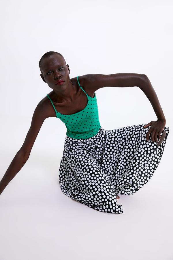 Body de tirantes con escote recto y estampado de lunares, 12,95 euros.