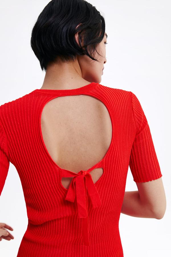 Camiseta ajustada con abertura en la espalda y cuello redondo con detalle de lazo, 17,95 euros.