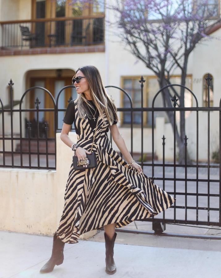 En animal print seguirá pisando fuerte esta temporada en todo tipo de prendas, como este vestido que Marta Carriedo ha combinado con una camiseta básica negra y unas botas de estilo cowboy.