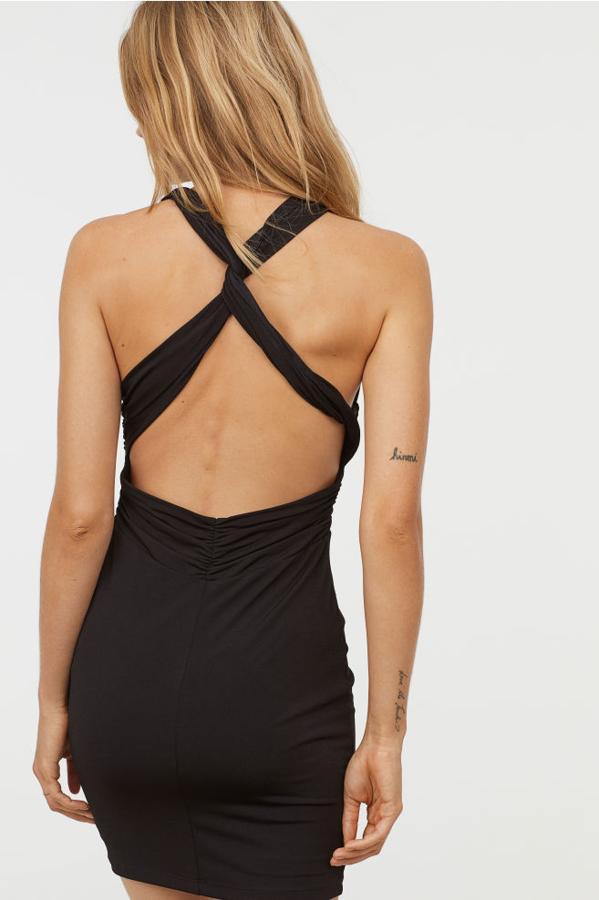 Vestido corto en color negro con escote cruzado en la espalda, 24,99 euros.