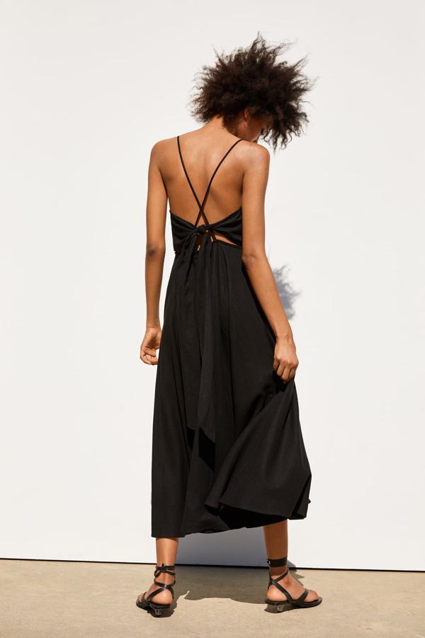 Vestido rústico con lazada y escote cruzado con tirantes finos, 39,95 euros.