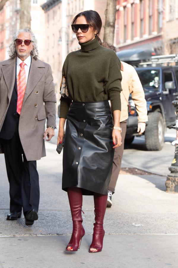Sus combinaciones de tejidos son fantásticas, como esta de cuero y punto. Eso sí, de piel sintética porque la diseñadora inglesa no utiliza pieles en sus diseños.