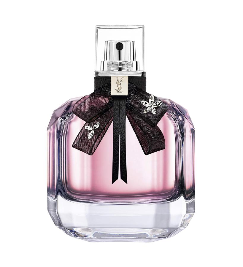 La saga Mon Paris continua con esta fragancia que aparece con sus toques a cítricos y melocotón, que van dando paso a un corazón floral en el que rosas, jazmines, azahar, magnolias y peonías son las protagonistas para un fondo profundo y sensual de maderas, pachulí y almizcle. (Eau de Parfum; 70,90 €).