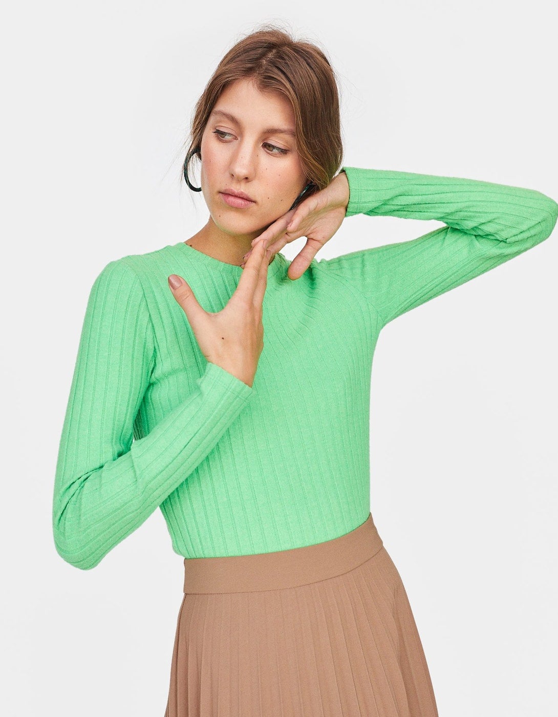 Camiseta perchada con cuello redondo y manga larga: 12,99 euros en Stradivarius. Disponible en más colores.