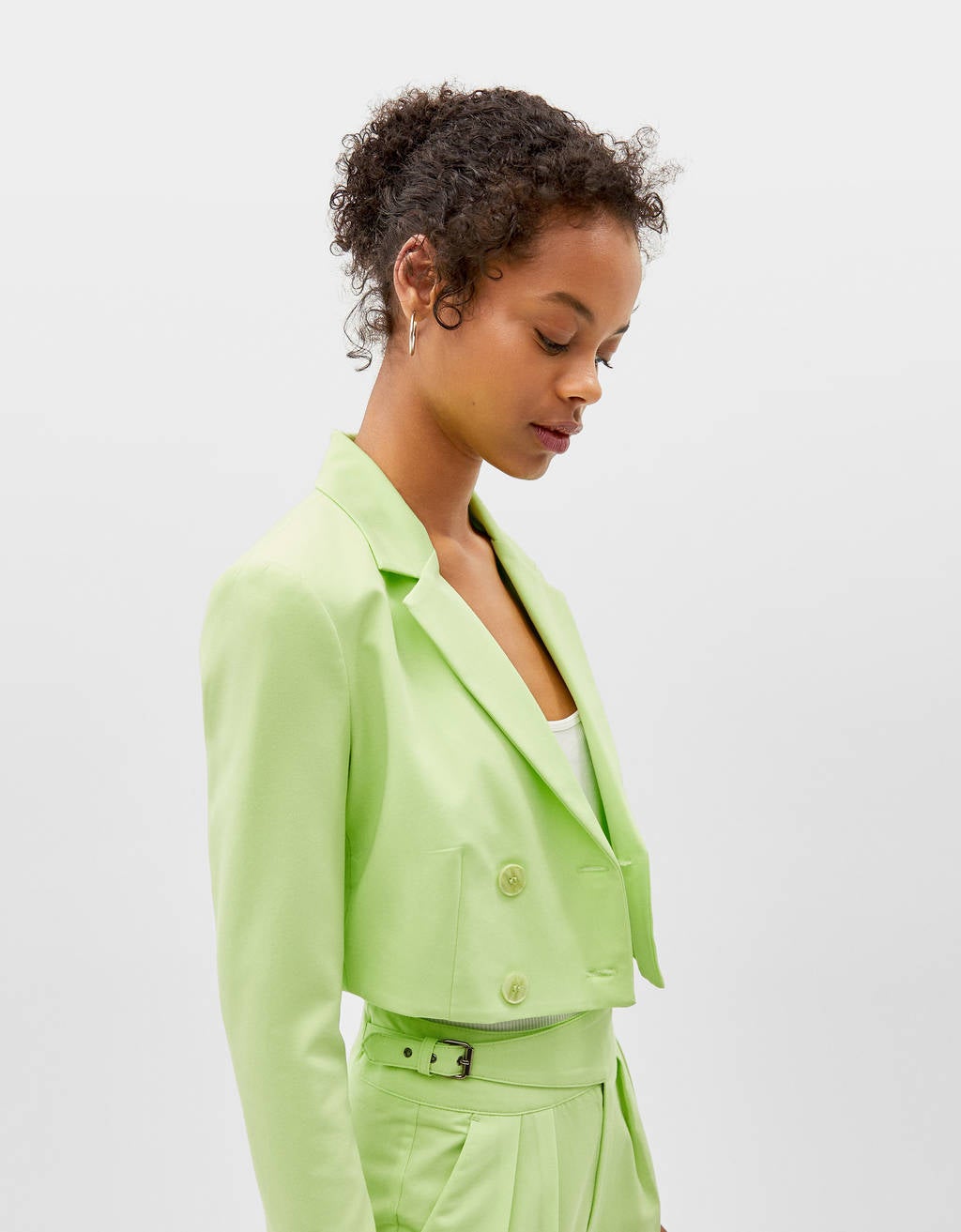 Blazer cropped en color neon: 25,99 euros en Bershka.
