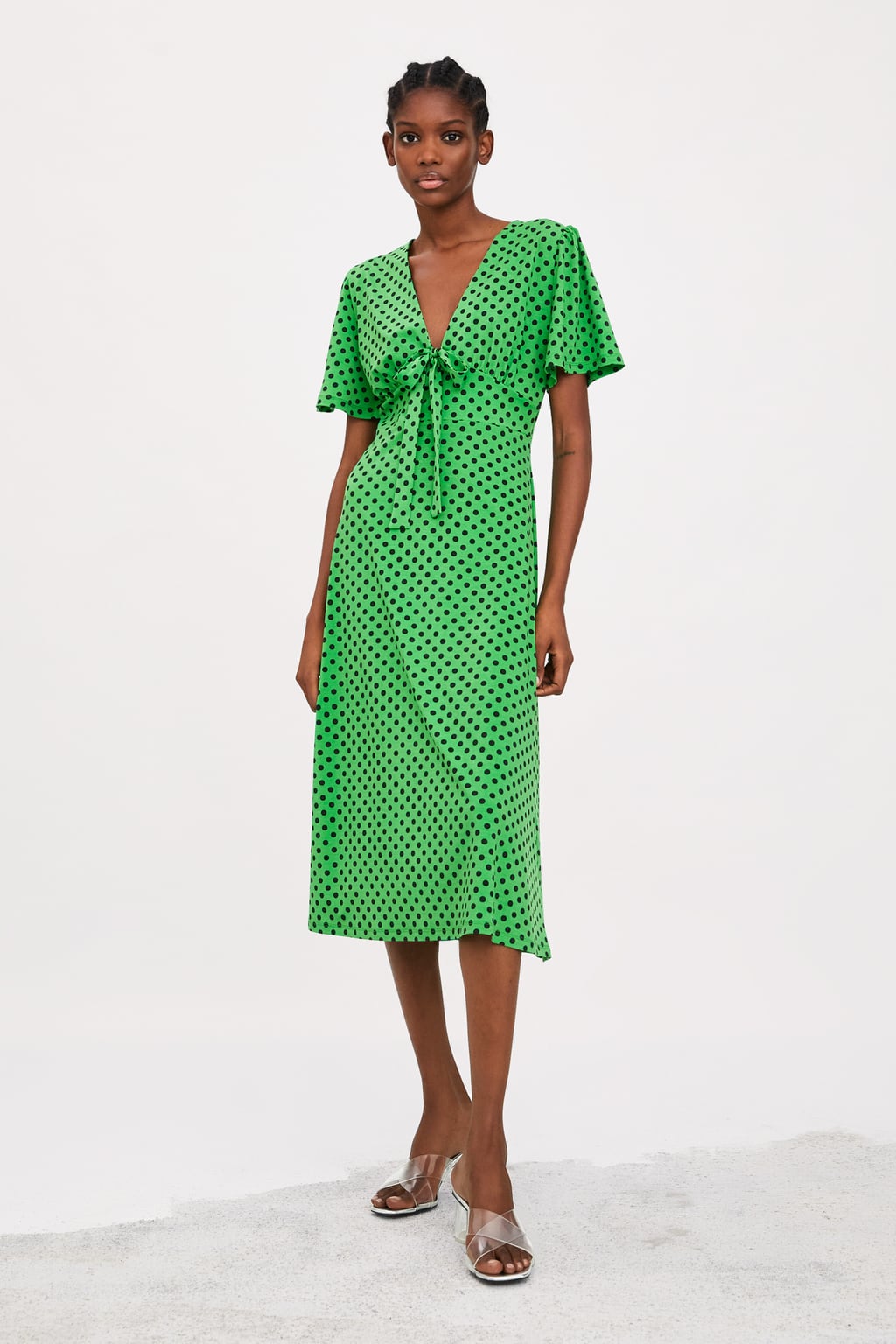 Vestido verde largo con escote y lunares: 25,95 euros en Zara.