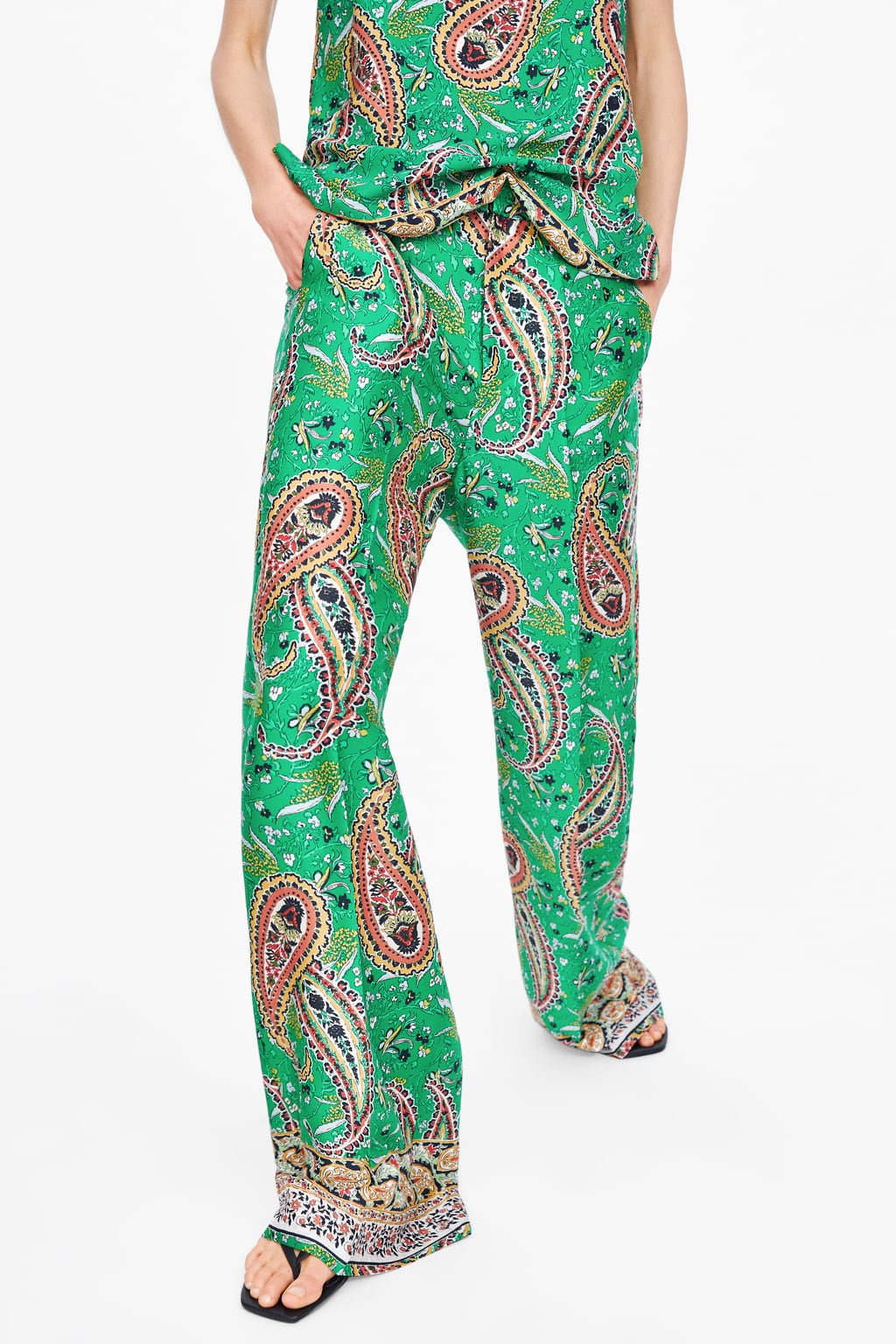 Pantalón fluido de pata ancha estampado: 29,95 euros en Zara.