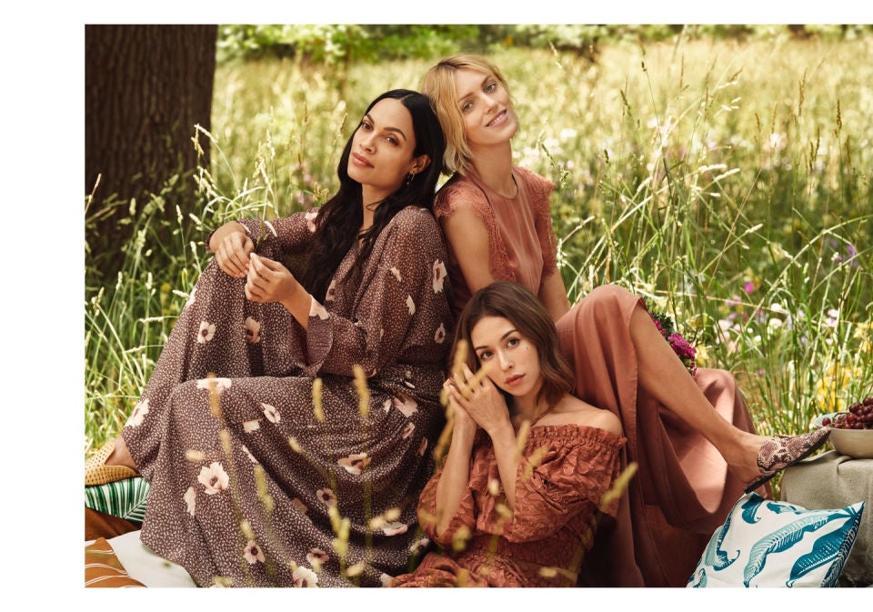 La modelo alemana y presentadora de televisión, Sara Nuru, junto con Ilona Smet y Anja Rubik nos muestran los elementos de moda de la colección Conscious: volantes femeninos, encaje y prints decorativos. El top en mezcla de lyocell está disponible en H&M por 14,99 euros.