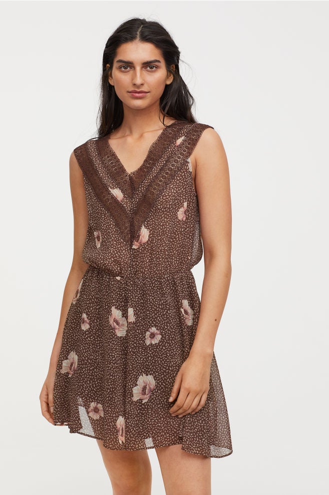 Mono corto de gasa en color marrón con motivos florales: 29,99 euros en H&M.