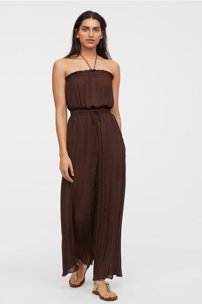 Mono plisado de H&M en color marrón oscuro con elásticos en la parte superior y tiras finas anudadas en la nuca: 39,99 euros.
