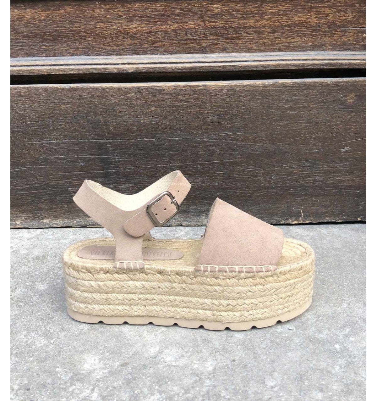 Sandalia destalonada tipo zueco con plataforma, tira de piel de ante en el empeine y cierre mediante hebilla: 80 euros en Au Revoir Cinderella.