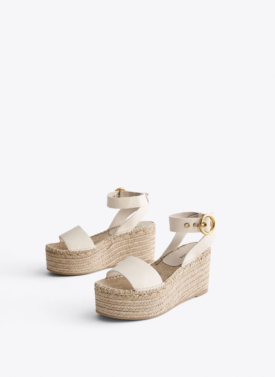 Sandalias con plataforma y piel de vacuno en color beige: 79 euros en Uterqüe.
