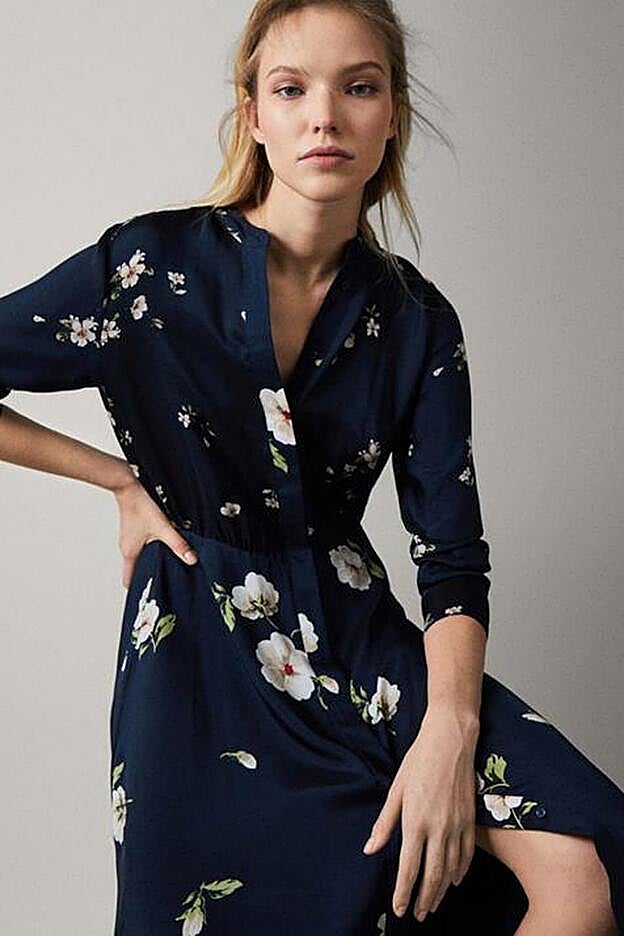 Vestido azul marino floral de Massimo Dutti.