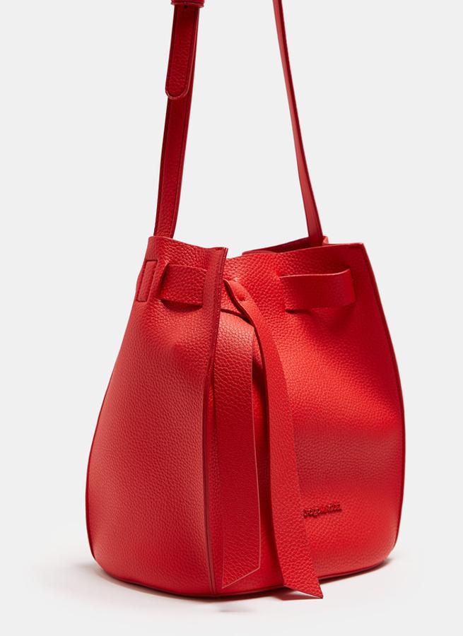 Bolso saco en textura de grano medio con cierre de broche y detalle de lazos. No tiene forro, una característica que lo hace muy ligero y flexible. (ADOLFO DOMINGUEZ: 98 euros)