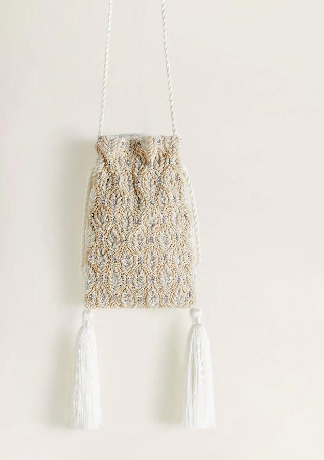 Bolso con tejido satinado, abalorios combinados y adorno de borlas. (MANGO: 35,99 euros).