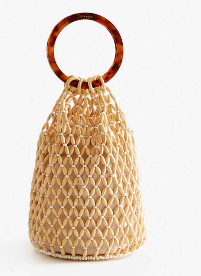 Bolso con diseño saca que presenta un sólo compartimento, con detalle de asas redondas y logo grabado. (UTERQÜE: 69 euros).