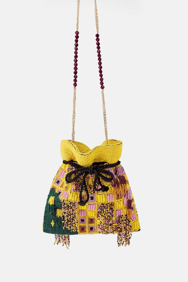 Bandolera en combinación de colores y abalarios en el cuerpo. Tiene un asa de hombro en cadena combinada con bolitas ensartadas en contraste de color. (ZARA: 39,95 euros)