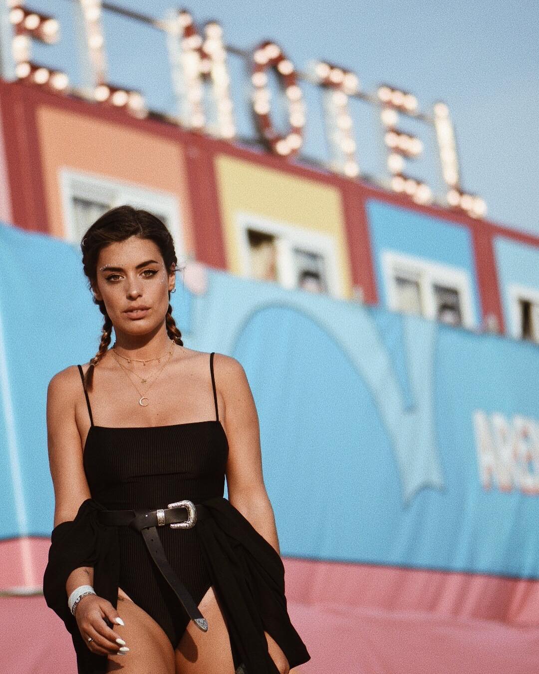 Las trenzas de boxeadora son un clásico que no pasan de moda y la influencer Dulceida es muy fan de este peinado. Es cómodo y aguantará horas y horas intacto.