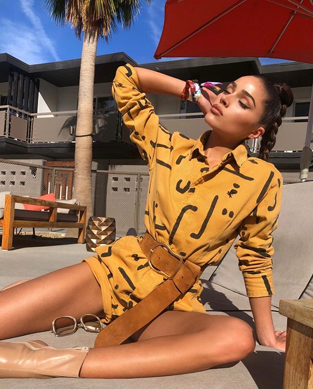 Lo que más pide tu melena en un festival es que la recojas con un peinado aguante horas y horas sin necesidad de retoques. Olivia Culpo se ha decantado por la coleta pulida en forma de trenza, un hairstyle muy sencillo que puedes hacer tú misma en casa.