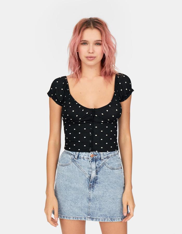 Tus looks de playa encuntran en este top de Stradivarius su mejor combinación. Llévalo como proponen en la firma, con una minifalda vaquera, y triunfarás. Además, solo cuesta 12,99 euros.