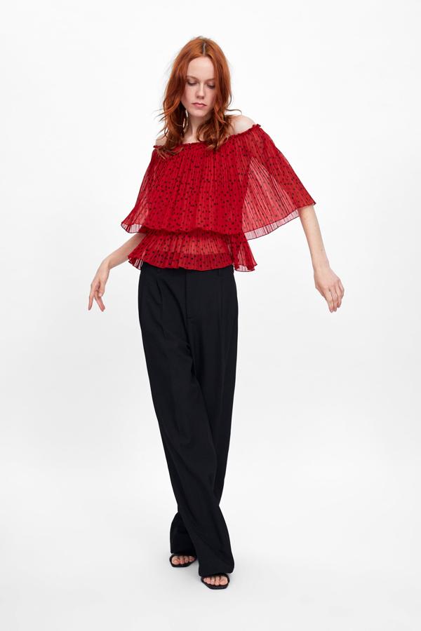 Su tejido plisado lo convierte en el más original de nuestra selección. Con un buen pantalón de vestir te resolverá hasta algún look de invitada. Toma nota. Son 29,95 euros.