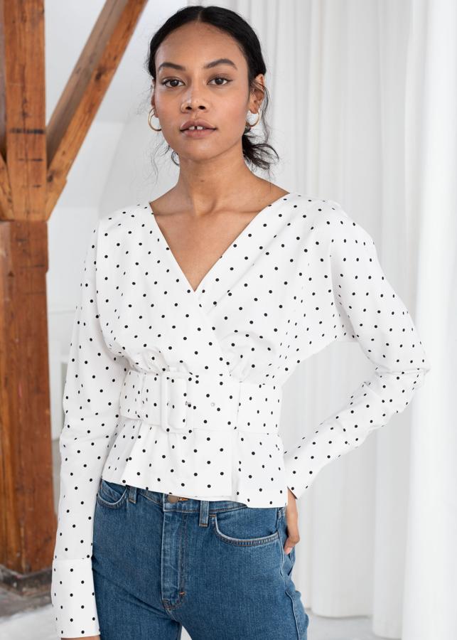 Se puede llevar como blusa o como chaqueta, de manga larga con un ligero vuelo en el hombro y cinturón del mismo tejido. Son 69 euros.