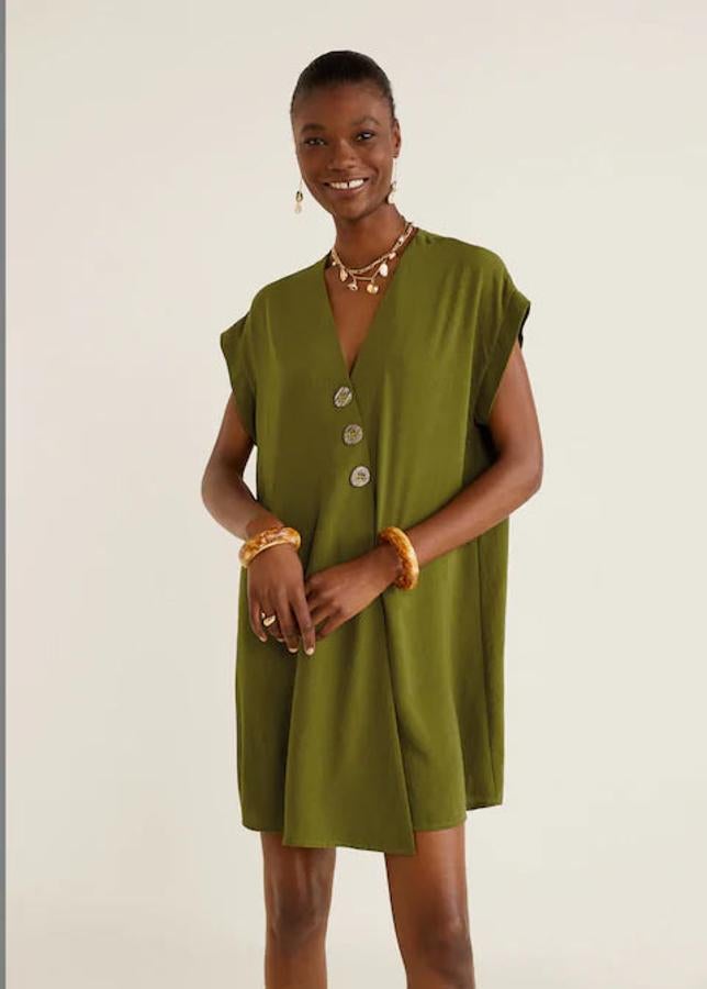 Vestido corto con maxi botones y en color khaki, 29,99 euros.
