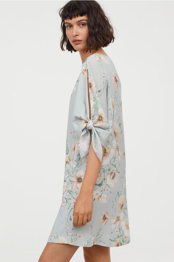 Vestido con lazada en las mangas y estampado de flores, 19,99 euros.