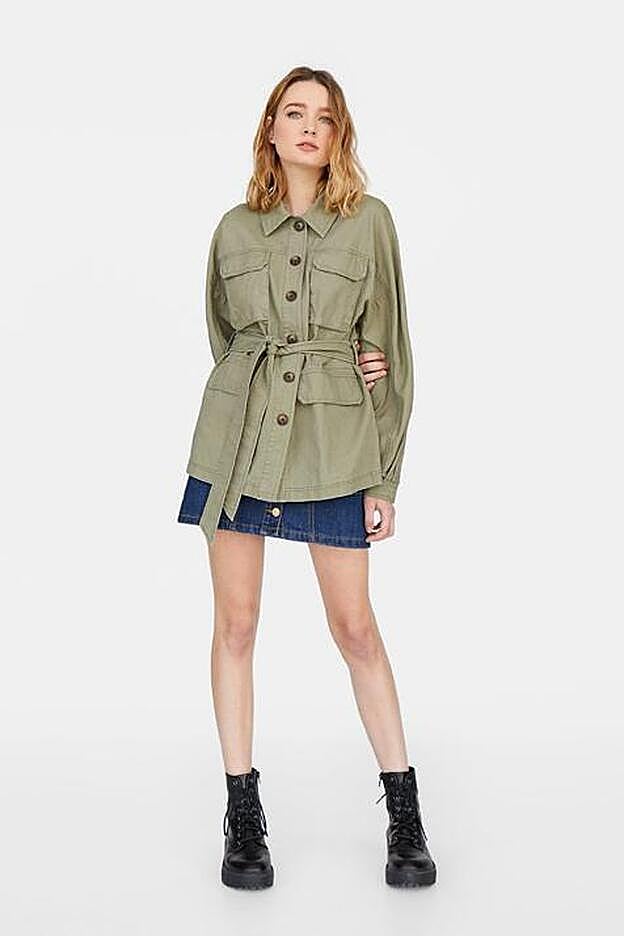 Chaqueta de Stradivarius (29,99 euros).