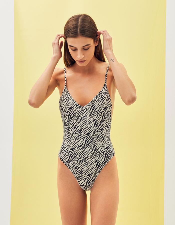 Con estampado de zebra y tirante fino, nunca falla. De Bershka, (19,99 euros).