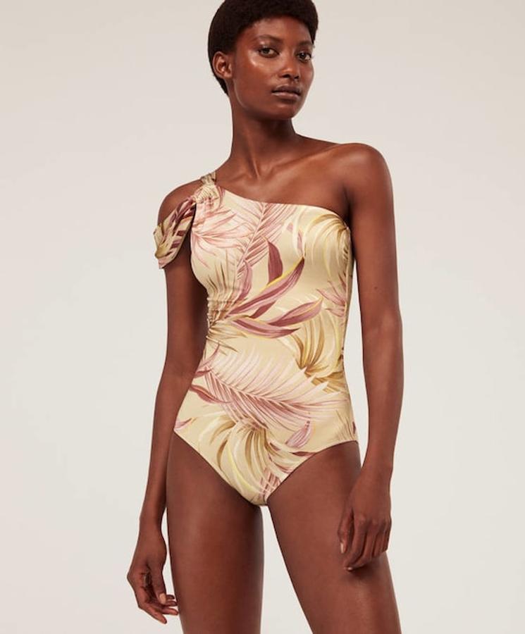 El detalle del hombro es súper original. De Oysho, (35,99 euros).