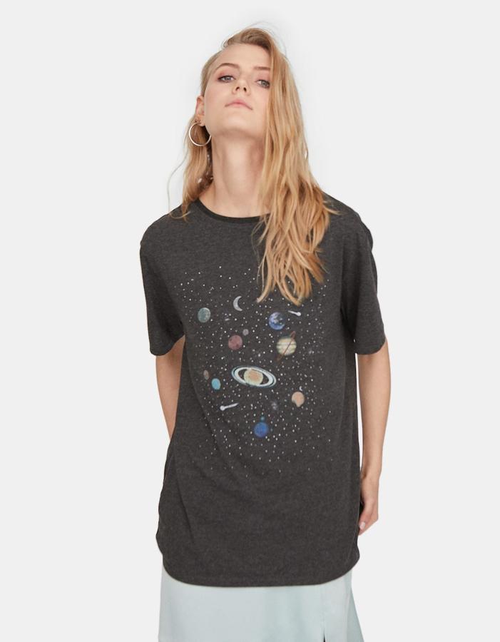 Camiseta oversize estampada en color gris marengo, 12,99 euros.