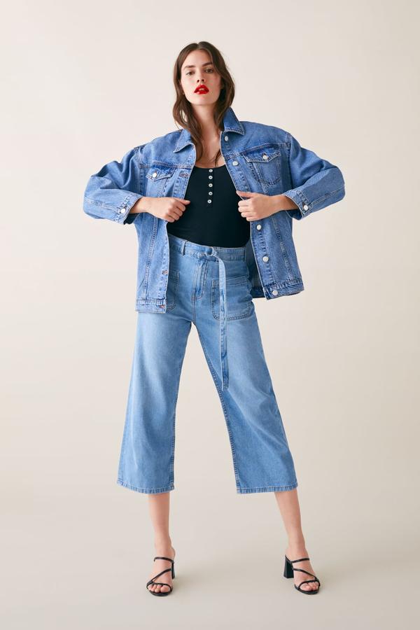 Cazadora denim oversize con cuello tipo solapa y efecto lavado, 29,95 euros.