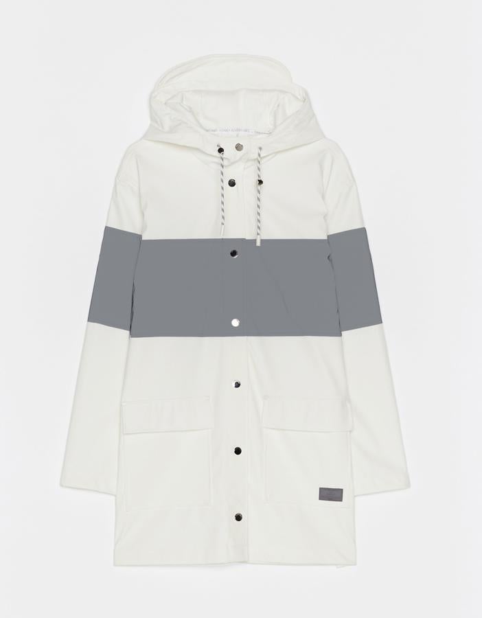 Chubasquero con capucha ajustada con cordón, cuello subido, bolsillos solapa y cierre delantero con botones presión (Bershka, 29,99 euros).