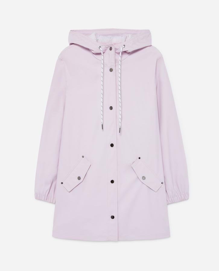 Chubasquero largo rosa palo con capucha (Lefties, 26 euros).