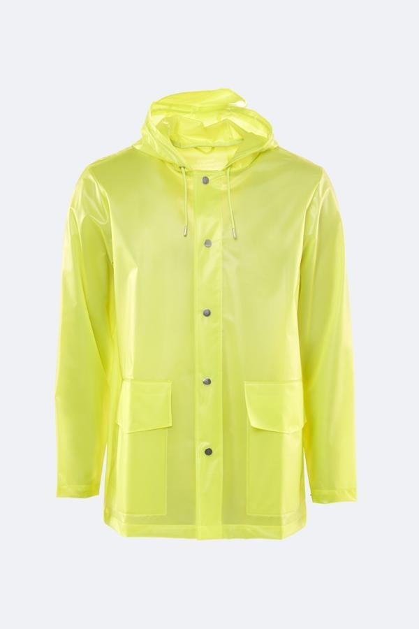 Estilo unisex hecho de una tela transparente e impermeable en un color amarillo neón. Cuenta con una capucha con cordones con gorra incorporada, grandes bolsillos con solapa soldados y una impresión reflectante tonal de Rains Ltd. en la parte posterior. (Rains, 120 euros).