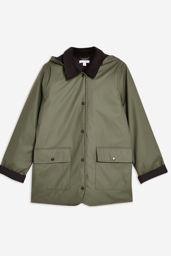 Diseño con cuello de pana y capucha con cremallera en color caqui clásico (Topshop, 45 euros).