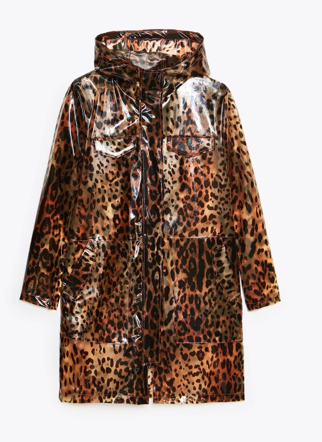 Diseño con capucha, cuello alto y manga larga. Presenta bolsillos laterales y detalle de pespunte rosa a contraste. Tiene cierre mediante cremallera y snaps con tapeta (Uterqüe, 129 euros).